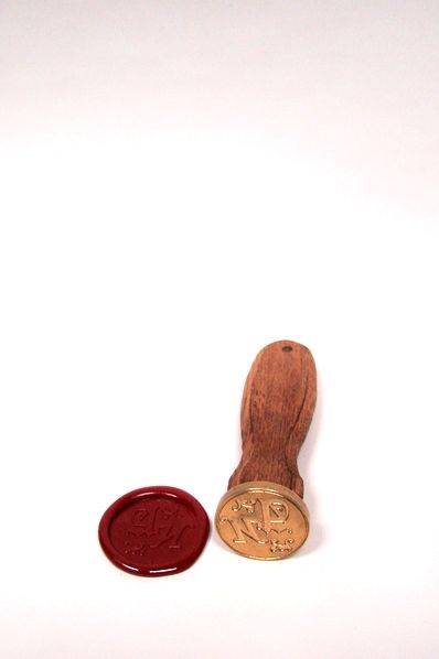 Сургучная печать диаметром 30мм с инициалами А И. Купить в Москве сургучную печать!