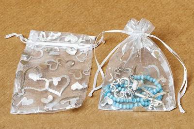 Серебристый мешочек с сердцами из органзы