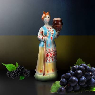 Сувенирная бутылка &quot;Украинка с пирогами&quot; 1 л