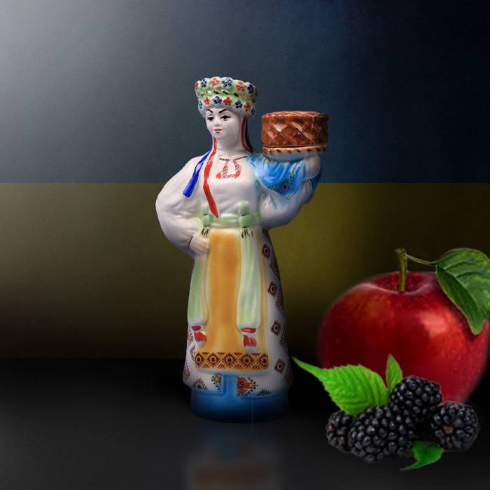 Декоративная бутылка "Женщина с караваем"  1 л