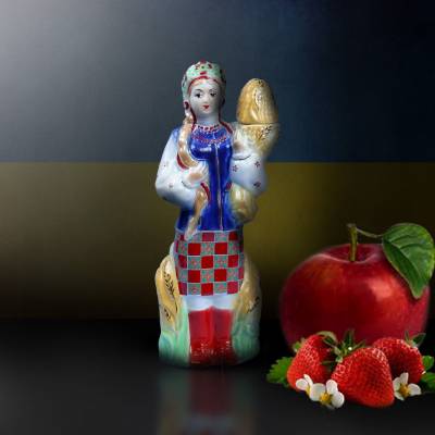 Бутылка &quot;Украинка с житом&quot; керамическая 0.75 л