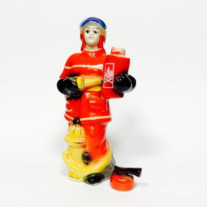 Сувенирная керамическая бутылка Пожарник объемом 0,75 литра купить в интернет-магазине
