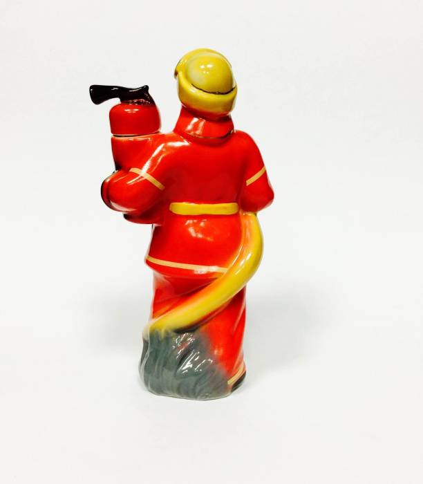 Сувенирная керамическая бутылка Пожарник объемом 0,75 литра купить в интернет-магазине