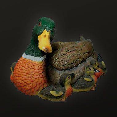 Статуэтка Утка с утятами плавающая