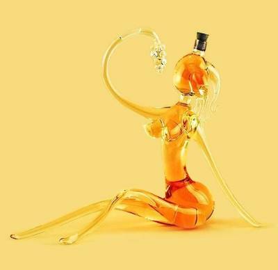 Девушка с виноградной гроздью