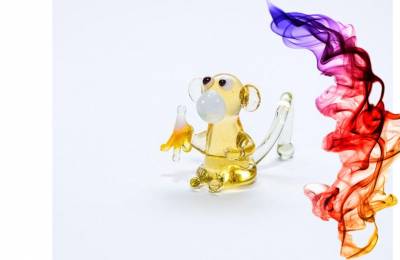 Сувенир из стекла Обезьянка с бананом Куклик