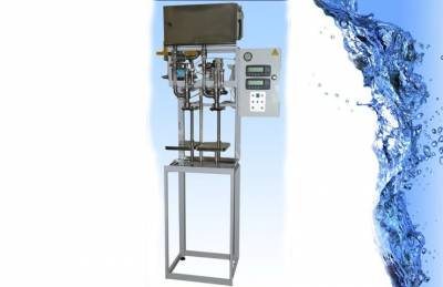 Полуавтоматическая машина "Лейка" для разлива по весу пенящихся жидкостей в тару 0.1-10 л.