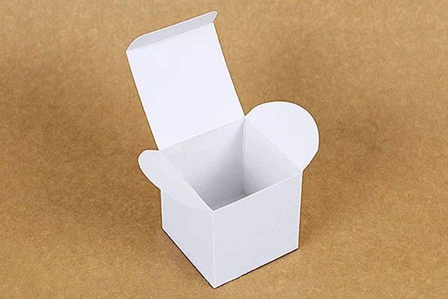 Коробка бонбоньерка классическая белая Анголитиму