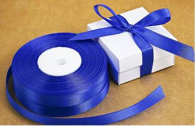 Синяя лента из атласа