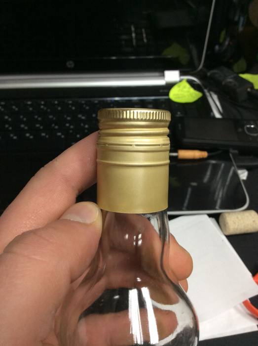 Купити Купити Купить алюминиевые колпачки с резьбой 28х18 мм Синий для винтовых бутылок Вилла в Україні в Україні