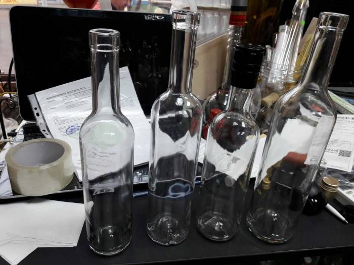 Купити Купити Купить алюминиевые колпачки с резьбой 28х18 мм Синий для винтовых бутылок Вилла в Україні в Україні