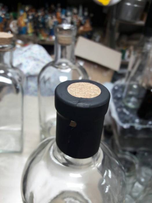 Купити Купити Колпачок алюминиевый для сильно газированных напитков типа Боржом, с нижней пластиковой юбкой, выдерживает давление до 9 бар. в Україні в Україні