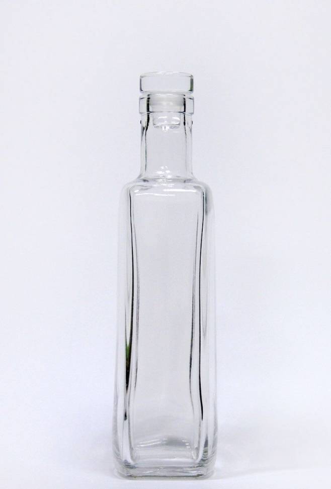 длинные узкие бутылочки. а 1683600 бутылка пэт. необычные стеклянные бутылки. узкая ваза. бутылочка для воды.