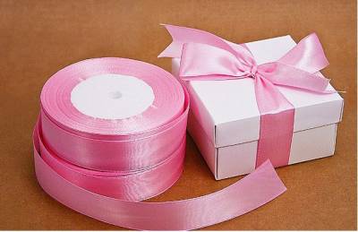 Атласная лента шириной 25 мм розового цвета