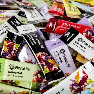 FLORALIFE Rainbow Пакетики Flower Food CLEAR 300 Жидкая подкормка для срезанных цветов .Микс пакетиков разного цвета в удобной прозрачной пластиковой коробке