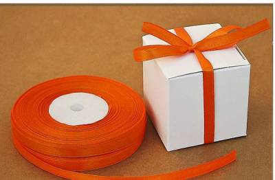 Оранжевая лента из атласа для упаковки 